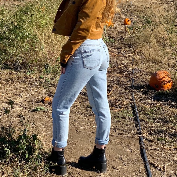 AE Light Wash Mom Jeans - Picture 5 of 7